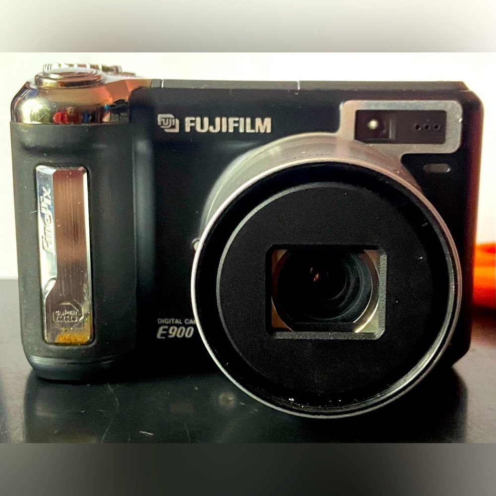 FUJIFILM Finepix E900 9.0MP Black Digital Camera